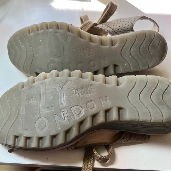 FLY LONDON YLFA Cream perforated leather lace up peep toe wedge. Size 40. - Picture 2 of 7